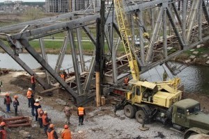 Поєднує столицю з містами-сателітами: на Київщині відновлюють зруйнований залізничний міст (ВІДЕО)