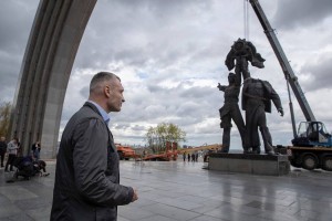 Під Аркою дружби народів демонтували радянську скульптуру робітників (ФОТО, ВІДЕО)