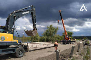 Відновлено рух мостом через річку Ірпінь, зруйнований після детонації через блискавку