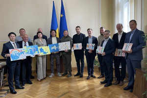 Японські будівельники готові звести модульне містечко для вимушених переселенців на Буковині. Перші два будинки вже збудовано