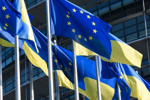 Єврокомісія розробить пропозиції щодо передачі заморожених активів росії на відбудову України