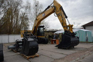 Допоможе облаштовувати кордон із білоруссю: українські прикордонники отримали потужний екскаватор від уряду Німеччини (ФОТО, ВІДЕО)