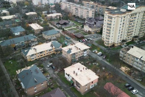 У Бучі на одній із вулиць відновлюють одразу три десятки будинків