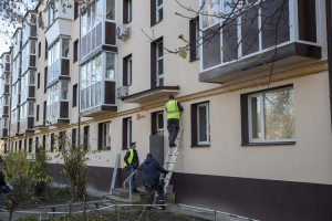 Київ ремонтує будинки, які найбільше постраждали від ворожих обстрілів: як вони зараз виглядають (ФОТО)