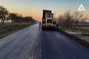 "Укравтодор" ремонтує дорогу, що веде до кордону з Республікою Молдова (ФОТО)