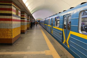 Поїзди метро курсуватимуть із інтервалом близько 10 хвилин через пошкодження енергосистеми країни, завдані російськими обстрілами