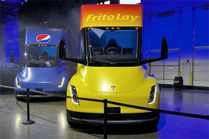 Маск провів перезнтацію електричних вантажівок Tesla Semi. Перші машини вже доставлено клієнтам (ВІДЕО)