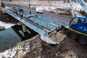 Замінив зруйновану війною споруду: на Чернігівщині встановили перший з трьох модульних мостів із Франції (ФОТО)