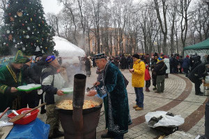 Казахський плов, гарячий чай і генератор: у Києві відкрилась перша юрта незламності (ФОТО)