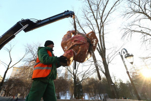 У Києві демонтували пам’ятник радянському льотчику Валерію Чкалову (ФОТО, ВІДЕО)