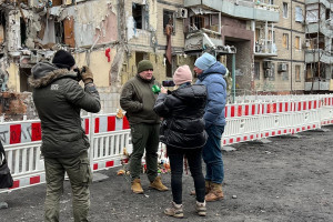 На місці зруйнованої ракетою частини багатоповерхівки у Дніпрі зведуть меморіальний сквер