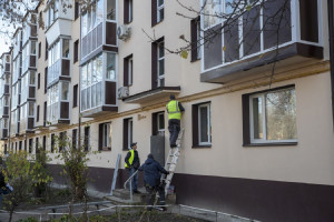 Потрібно ремонтувати те, що зруйновано: Київ збільшив видатки на відновлення пошкодженого житла і критичної інфраструктури