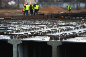 В Ірпіні біля знаменитого зруйнованого мосту розпочалось буріння паль та монтаж бетонної балки нового мосту (ФОТО)