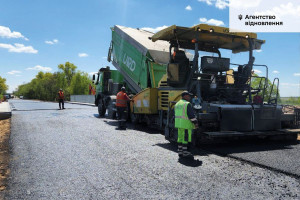 Був підірваний на початку вторгнення: дорожники відновили дорожнє покриття мосту на трасі М-21 у Житомирській області (ФОТО)