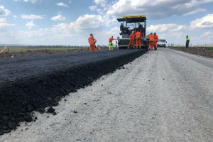 Майже повністю зруйнована під час бойових дій: на Харківщині відбудовують дорогу до Вовчанська