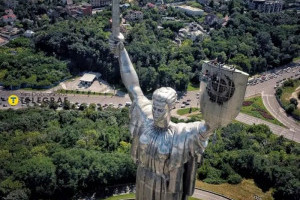 Зі щита Батьківщини-матері демонтовано радянський герб. Монумент і музей перейменують (ФОТО)