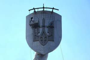 Зміна герба на монументі «Батьківщина-мати»: будівельники зашили щит металом та зварюють його пластини з Тризубом