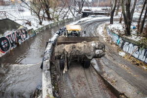 Підземну ділянку русла річки Либідь очищують від сміття (ФОТО)