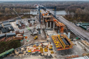 Завершено перший етап насування 293-метрової прогонової будови мосту через Десну (ФОТО)