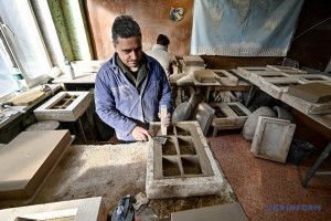 У Запоріжжі відновили виробництво плитки, яку не виготовляють вже 70 років, аби відбудувати розбомбленої ворогом пам’ятки