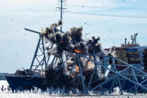 В США підірвали рештки мосту, який обрушився після зіткнення із контейнеровозом (ВІДЕО)