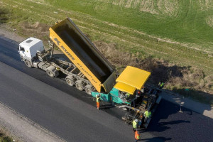 На автошляхах прифронтової зони відремонтовано понад 2,5 млн м2 дорожнього полотна