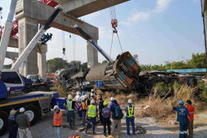 У Таїланді будівельний кран впав на пасажирський поїзд