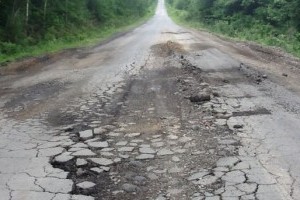 Днепряне жалуются на дороги, а чиновники просят потерпеть 