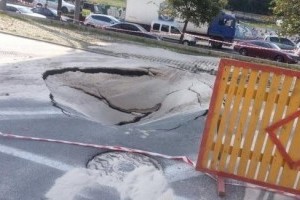 В столице посреди парковки провалился асфальт (фото)