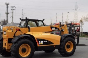 Огляд вживаного телескопічного навантажувача Caterpillar моделі TH330B (відео)