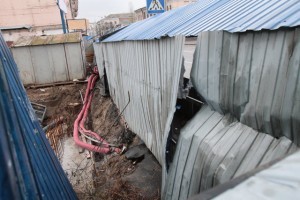 Скандальная стройка на Сенном: забор снесли, а потом... вернули на место (фото)