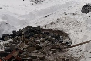 В Киеве тротуары укладывают прямо в сугробы (фото)