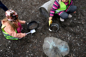 У фінському дитсадку провели експеримент із «лісовим брудом». Він зміцнив здоров’я дітей