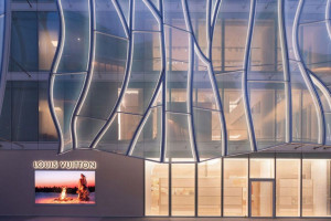 Напівпрозора сукня стала прототипом  для унікального фасаду магазину Louis Vuitton у Китаї (ФОТО)