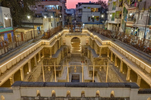 Через гостру нестачу води в Індії відновлюють стародавні ступінчасті колодязі (ФОТО)