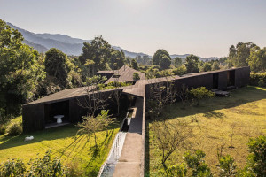 Будинок із чорного бетону в Мексиці поєднує архітектуру та природний ландшафт (ФОТО)