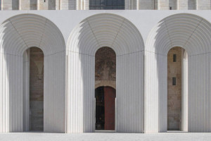 Сучасна архітектура для готики: японський архітектор оновив вхід до історичного собору у Франції (ФОТО)