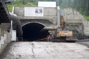 В Бескидском тоннеле начали укладывать вторую колею