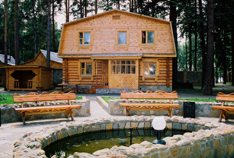 Уютный деревянный дом с мини прудом