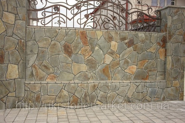 Каменный забор с декоративной ковкой