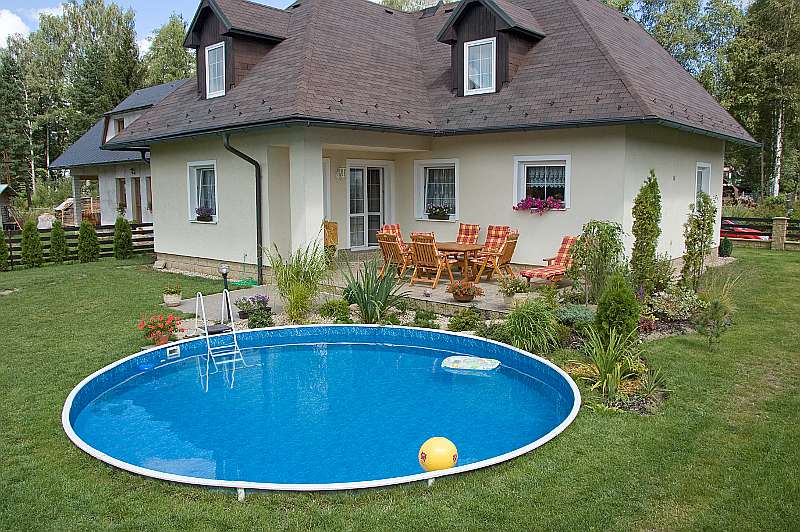 Традиционный участок с бассейном у дома
