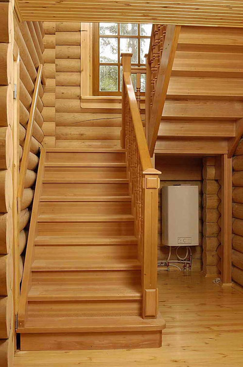 Традиционная лестница в деревянном доме